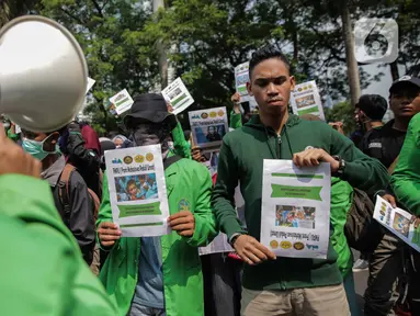 Sejumlah elemen masyarakat dan mahasiswa menggelar aksi Solidaritas untuk Muslim Uighur di depan Kedutaan Besar China di Jakarta, Jumat (20/12/2019). Mereka mengecam dan mengutuk keras penindasan terhadap muslim Uighur di China. (Liputan6.com/Faizal Fanani)