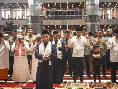 Presiden Joko Widodo atau Jokowi bersama cucu pertamanya, Jan Ethes Srinarendra, melaksanakan sholat Jumat berjemaah di Masjid Istiqlal, Jakarta, Jumat (23/6/2023). (Foto: Biro Pers Sekretariat Presiden)