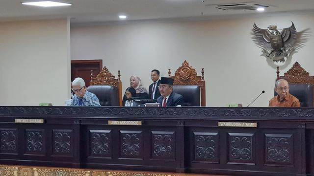 Ketua Majelis Kehormatan Mahkamah Konstitusi (MKMK) Jimly Asshiddiqie menyebut laporan dugaan pelanggaraan kode etik hakim konstitusi ternyata sudah masuk sejak Agustus 2023. (Merdeka)