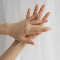 Finger stretch merupakan cara sederhana yang cukup efektif untuk meningkatkan kemampuan fleksibilitas pada bagian tangan hingga jari. (Foto/dok: Freepik)