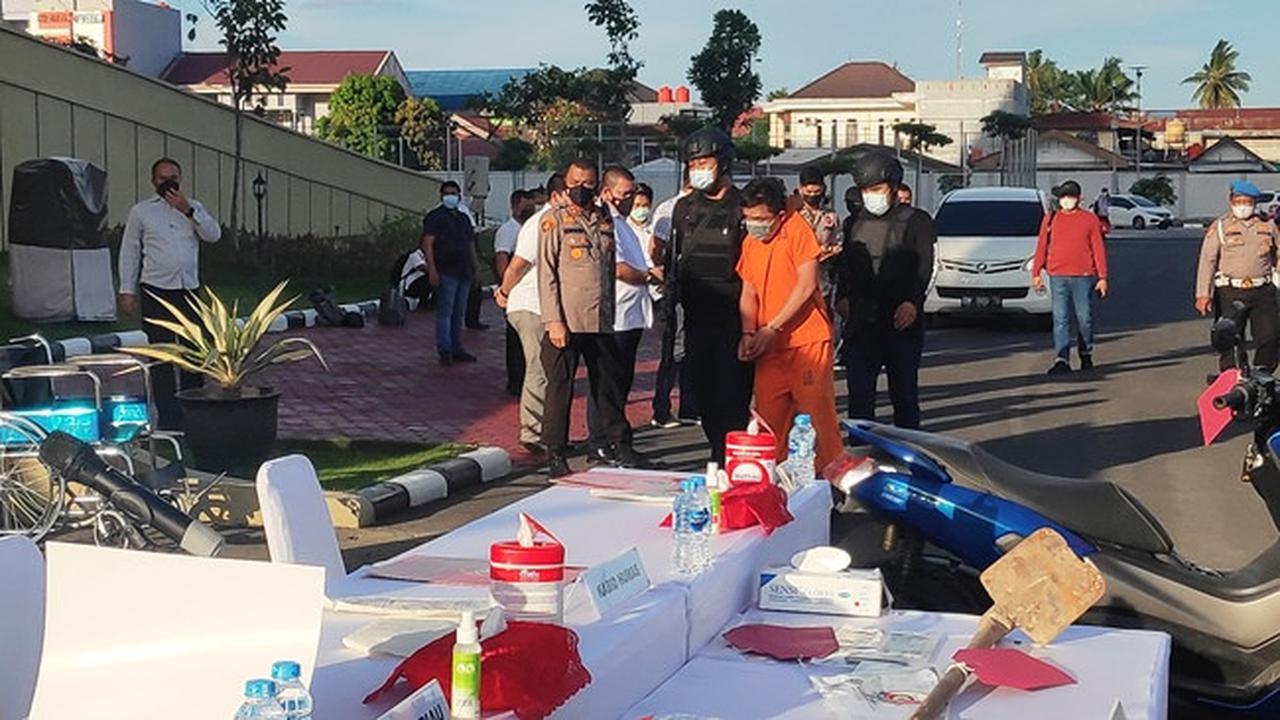 Polisi menggiring tersangka pembunuhan wanita hamil terkubur septic tank di Kabupaten Kampar.