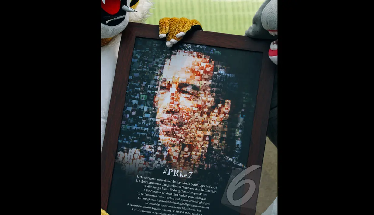 Sebuah mozaik bergambar Jokowi dibawa dalam aksi di depan Istana Merdeka, Jakarta, Senin (27/10/2014). (Liputan6.com/Faizal Fanani)