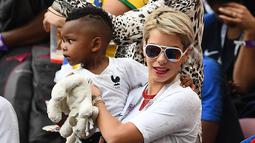 Istri Blaise Matuidi, Isabelle bersama anak bungsunya. (AFP/Odd Andersen)