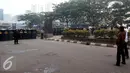 Upaya meredakan ketegangan dilakukan sejumlah demonstran saat aksi menuntut KPK mengusut Ahok berakhir ricuh di KPK, Jakarta, Jumat (20/5). (Liputan6.com/Yoppy Renato)