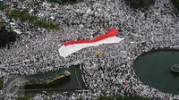 Sebuah bendera merah putih berukuran besar dibentangkan saat aksi damai di Bundaran Patung Kuda, Jakarta, Jumat (4/11). Massa menuntut  Gubernur Jakarta Basuki T Purnama agar diadili  atas dugaan penistaan agama. (Liputan6.com/Fery Pradolo)