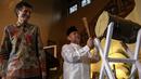 Imam Besar Masjid Istiqlal Ali Mustafa Ya'qub memukul bedug sebagai tanda waktu Magrib telah tiba, Jakarta, Rabu (24/6/2015). Blake berharap silaturahmi pemerintah AS dan Tokoh Islam bisa terjalin dengan baik. (Liputan6.com/Faizal Fanani)