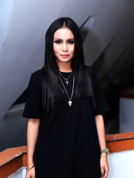 Ketika berhadapan dengan urusan panggung on air maupun untuk keperluan gambar seperti videoklip, wanita kelahiran Pekanbaru, 7 Juni 1986 ini harus bisa menerima dirinya didandani sedemikian rupa dengan make up. (Nurwahyunan/Bintang.com)