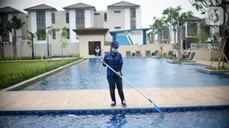 Petugas membersihkan kolam renang di Club House Cluster Semayang Jakarta, Rabu (18/11/2020). Club House yang berlokasi di antara Cluster Semayang dan Matana ini diperuntukan secara eksklusif bagi penghuni. (Liputan6.com/Pool)