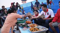 Maruarar Sirait bersama pedagang di Stadion Kanjuruhan, Malang. (Bola.com/Kevin Setiawan)