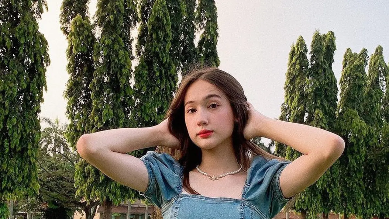 Gaya Laura Moane Kenakan Mini Dress, aktris yang dikabarkan dekat dengan Al Ghazali. [@its_lauramoane2]