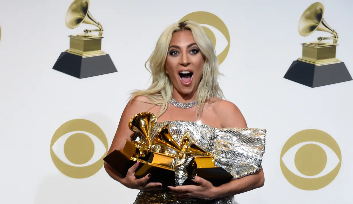 Lady Gaga berpose dengan penghargaan Grammy Awards 2019 di Staples Center, Los Angeles, California, AS, Minggu (10/2). Gaga meraih penghargaan Pop Duo/Group Performance, Best Song Written dan Best Pop Solo Performance.(Photo by Chris Pizzello/Invision/AP)