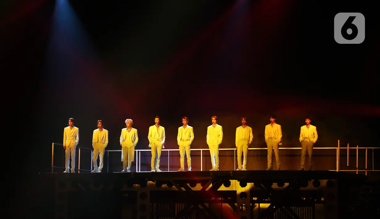 Grup idola K-Pop NCT 127 tampil dalam tur konser dunia kedua bertajuk "NEO City: Jakarta - THE LINK" di ICE BSD City, Tangerang, Banten, Jumat (4/11/2022). Tampil dalam balutan busana serba putih, NCT 127 membawakan sejumlah lagu di antaranya 'Kick It' dan 'Lemonade'. (Liputan6.com/Johan Tallo)