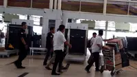 Diamankanya dua warga Malaysia itu berawal dari kecurigaan petugas keamanan Bandara Kualanamu yang  melihat tampilan monitor X-Ray terhadap barang bawaan mereka. Selanjutnya dilakukan pemeriksa barang secara manual.