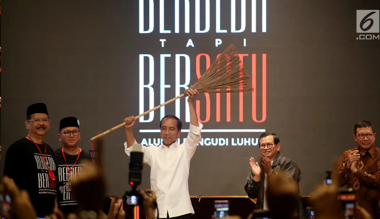 Capres petahana Jokowi mengangkat sapu lidi pada acara Deklarasi Alumni Pangudi Luhur (PL) untuk Jokowi-Ma'ruf Amin di SCBD, Jakarta, Rabu (6/2). Sapu tersebut merupakan simbol agar Jokowi membersihkan koruptor jika kembali terpilih. (Liputan6.com/HO/Jo)