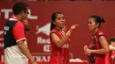 Sang pelatih, Eng Hian, memberi arahan kepada Nitya dan Greysia saat jeda pertandingan. (Bola.com/Arief Bagus)