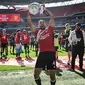 Pemain Manchester United, Sofyan Amrabat merayakan gelar juara Piala FA 2023/2024 di Stadion Wembley, London, Sabtu (26/05/2024). MU menang dengan skor 2-1 atas Manchester City di partai final. (AFP/Justin Tallis)