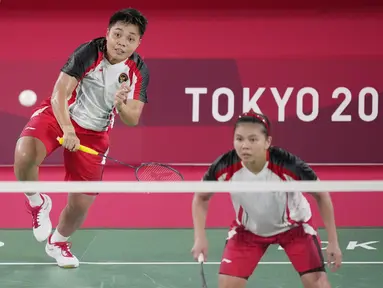 Pasangan ganda putri Indonesia, Greysia Polii/Apriyani Rahayu, baru saja membuat kejutan di Olimpiade Tokyo 2020. (Foto:AP/Dita Alangkara)