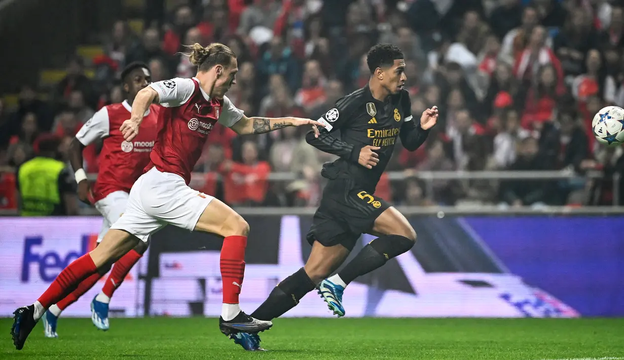 Pamain Braga, Serdar Saatci, berusaha mengejar pemain Real Madrid, Jude Bellingham pada matchday 3 Liga Champions 2023/2024 di Stadion Municipal, Rabu (25/10/2023). (AFP/Miguel Riopa)