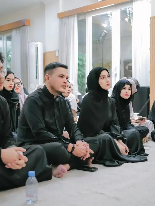 Irish Bella menyambut bulan suci Ramadan dengan penuh antusias. Menjelang datangnya bulan penuh berkah ini, aktris berusia 28 tahun tersebut menggelar pengajian bersama suaminya. [@_irishbella_].