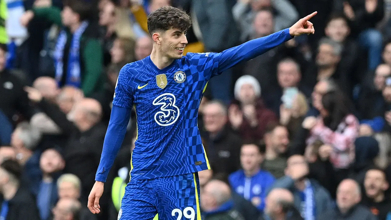 Foto: The Roman Empire, Sentuhan Kapten, dan Pelukkan Hangat Chelsea untuk Kai Havertz
