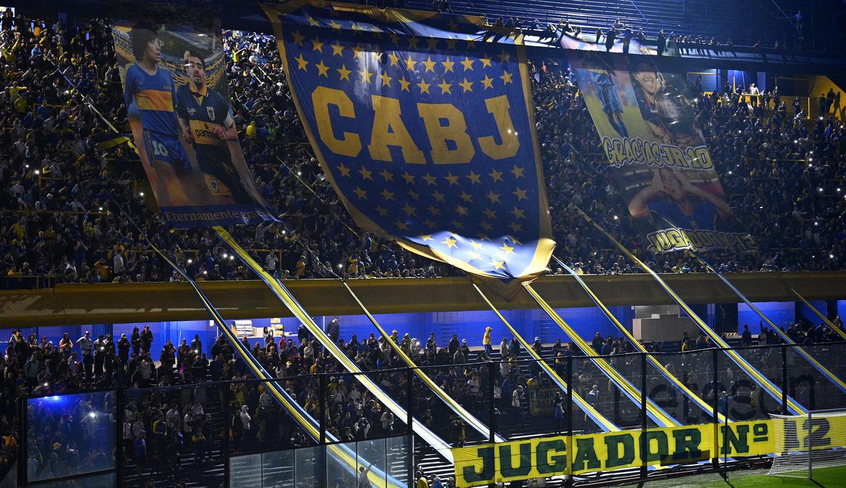 Fans Boca Juniors memadati tribun saat perkenalan pemain baru Edinson Cavani di Stadion La Bombonera, Argentina, Senin (31/07/2023) waktu setempat. (AFP/Luis Robayo)