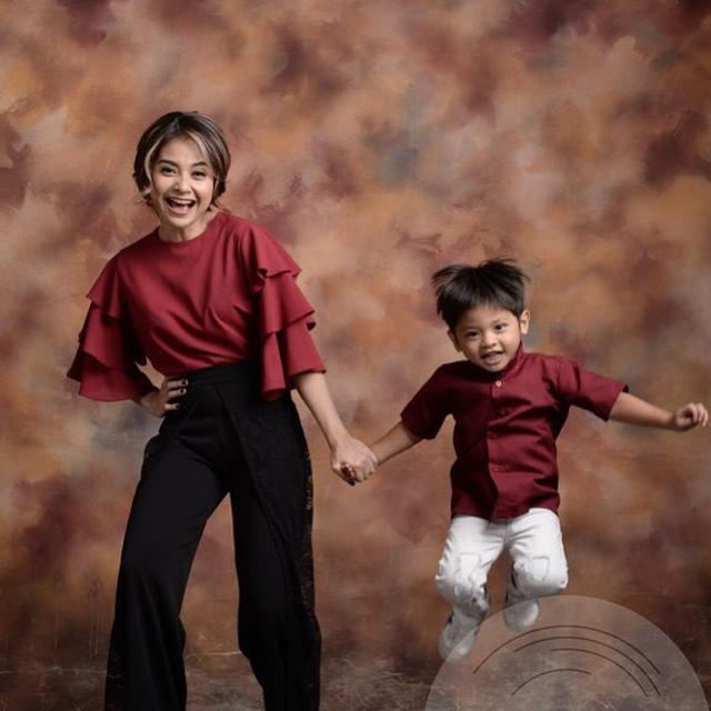 Jadi Single Mom, Ini 6 Potret Tiwi Eks T2 dan Anaknya