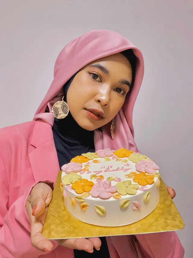 6 Potret Fatimah Zahratunnisa, Viral Kirim Piala dari Jepang Dipajaki Rp 4 Juta