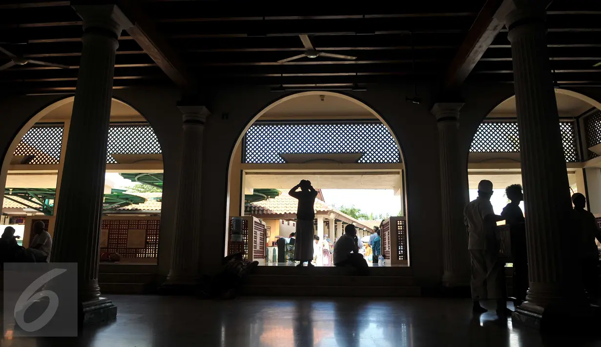 Suasana keramaian bagian dalam Masjid Luar Batang di daerah Pasar Ikan, Jakarta Utara, Jumat (1/4). Nama masjid ini diberikan sesuai dengan julukan Habib Husein, yaitu Habib Luar Batang. (Liputan6.com/Gempur M Surya)