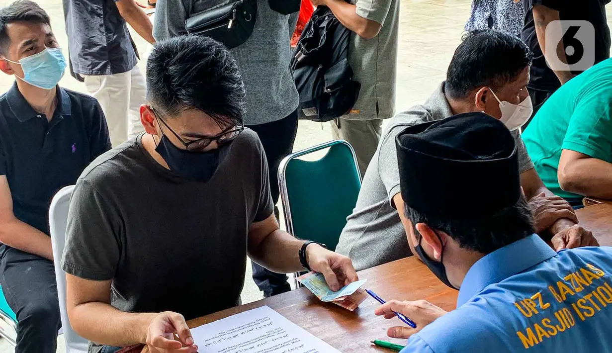 <p>Umat muslim membayar zakat fitrah di Masjid Istiqlal, Jakarta, Jumat (29/4/2022). Panitia Zakat Masjid Istiqlal mulai membuka layanan pembayaran zakat fitrah dengan pembayaran senilai Rp 50 ribu atau 3,5 liter beras. (Liputan6.com/Faizal Fanani)</p>
