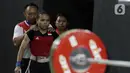 Lifter putri Indonesia, Lisa Setiawati bersiap melakukan angkatan pada SEA Games 2019 cabang angkat besi nomor 45 kg di Stadion Rizal Memorial, Manila, Minggu (1/12/2019). Dirinya meraih perak dengan total angkatan 169 kg. (Bola.com/M Iqbal Ichsan)