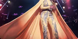 Penyanyi papan atas Krisdayanti belum lama ini menggelar konser di Malaysia. Konser bertajuk Romansa tersebut belangsung selama tiga hari, 24-26 Februari 2017 lalu di Istana Budaya Kualalumpur, Malaysia.  (Instagram/krisdayantilemos)