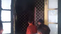 Petugas pemadam di lokasi kebakaran di Gedung Pendopo Lama Gubernur Banten. (Liputan6.com/Yandhi Deslatama)