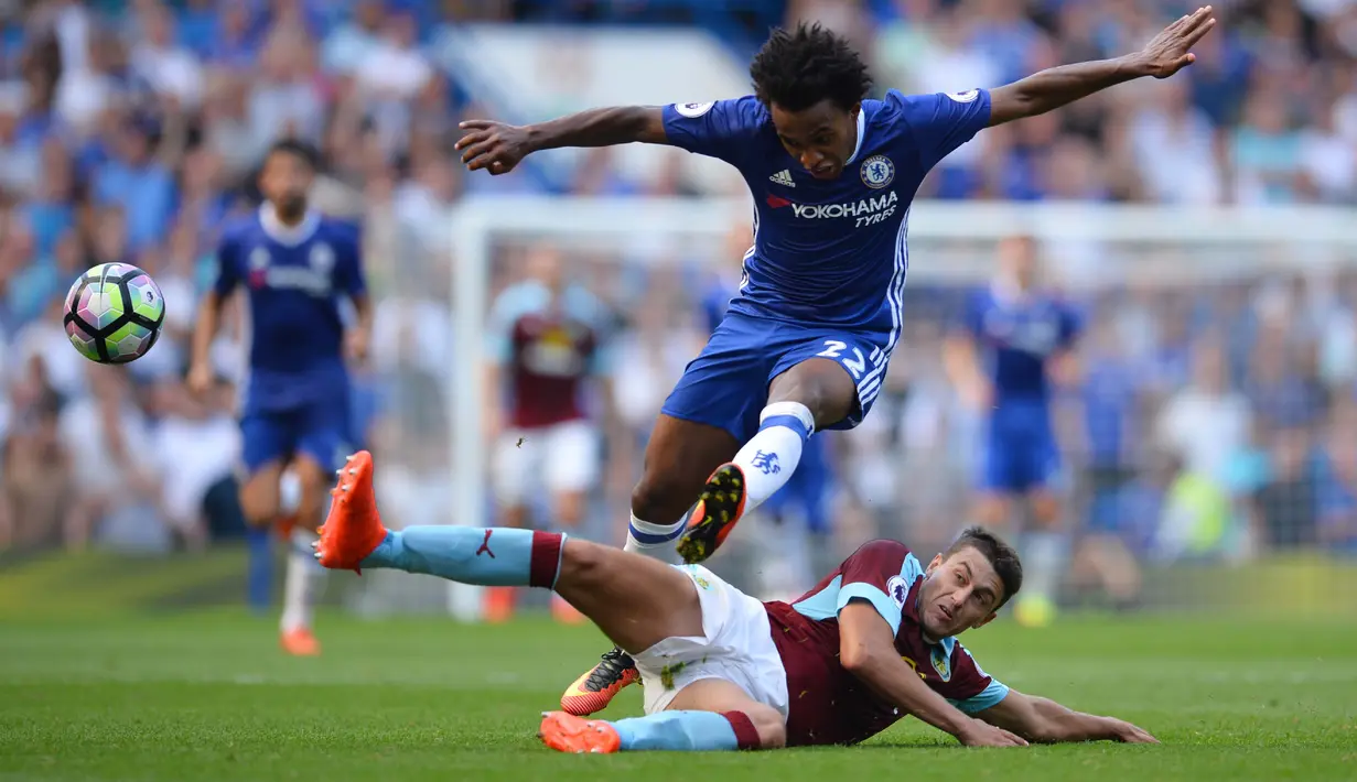 Aksi Willian mencetak satu gol untuk timnya Chelsea saat melawan  Burnley pada laga pekan ke-3 liga Inggris di Stamford Bridge, London (27/8/2016). (AFP/Glyn Kirk)