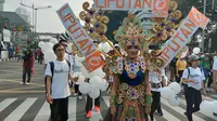 Rahma Nurdiara Fadhillah peserta Parade Asian Games di kawasan Jakarta Pusat bertuliskan Liputan6.com pada Minggu (13/5) (Foto: Liputan6.com/Giovani Dio Prasasti)