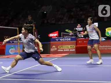 Pebulu tangkis ganda putri Indonesia, Apriyani Rahayu/Febi Setianingrum mengembalikan kok ke arah lawannya Chang Ching Hui/Yang Ching Tun (Taiwan) pada babak 32 besar Kapal Api Indonesia Open 2025 di Istora Senayan, Gelora Bung Karno, Jakarta, Selasa (3/6/2025). (Liputan6.com/Herman Zakharia)