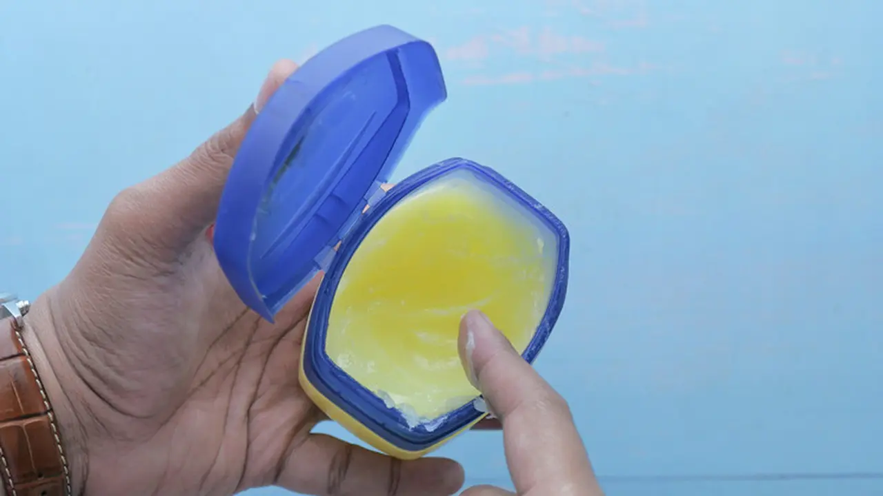 Wah Bisa Untuk Membersihkan Tas dan Sepatu Juga, Ini 5 Manfaat Lain Petroleum Jelly
