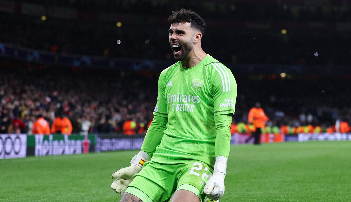 Kiper Arsenal, David Raya melakukan selebrasi setelah berhasil menepis dua tendangan pemain Porto saat laga leg kedua 16 besar Liga Champions 2023/2024 di Emirates Stadium, London, Inggris, Rabu (13/03/2024). (AFP/Adrian Dennis)