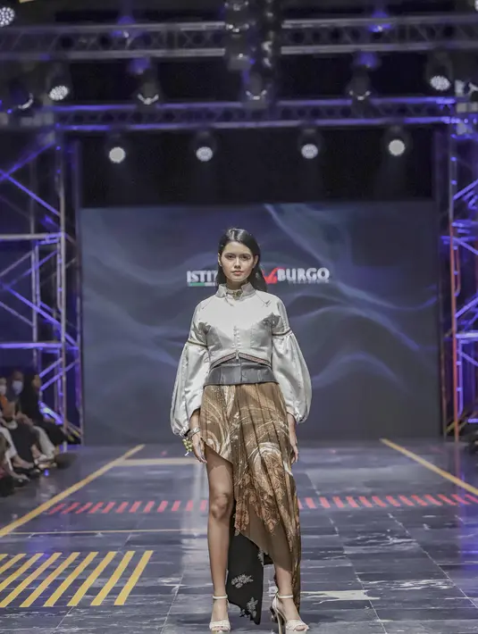 Silver jadi warna yang banyak dipakai fashion house dunia dan tampil sophisticated saat dipadukan dengan rok batik asimetris.