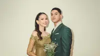 Alyssa Daguise dan Al-Ghazali terlihat serasi dalam balutan serba hijau. Alyssa tampil cantik dengan kebaya kurung sabrina dan rok kain tenun. Al-Ghazali terlihat gagah kenakan double breasted suit [@alyssadaguise]