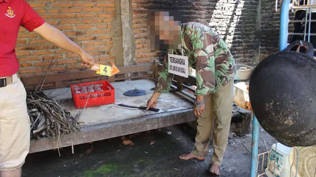 Rekonstruksi pelaku pembunuhan berencana menebas leher ibu kandungnya di Kebumen, Jawa Tengah. (Foto: Liputan6.com/Polres Kebumen/Muhamad Ridlo)