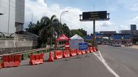 Polres Metro Bekasi Kota menutup gerbang Tol Bekasi Barat arah Cikampek untuk mendukung kelancaran sistem satu arah selama puncak arus balik Lebaran 2022. (Foto: Istimewa)