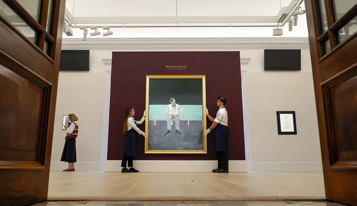 Staf mememagang 'Study for Portrait of Lucian Freud' karya Francis Bacon di Sotheby's, London, Inggris, 22 Juni 2022. Lukisan yang akan dilelang pada 29 Juni 2022 itu diperkirakan memiliki harga 35 juta pound. (AP Photo/Alberto Pezzali)