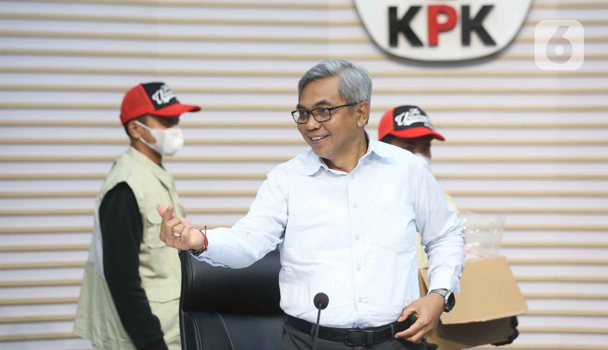 Ketua Komisi Pemberantasan Korupsi (KPK), Setyo Budiyanto, sesaat sebelum menyaksikan petugas memperlihatkan peralatan bukti Operasi Tangkap Tangan (OTT) di Kantor Imigrasi Jakarta Barat, Gedung Merah Putih KPK, Jakarta, Kamis (4/6/2026). (Liputan6.com/Helmi Fithriansyah)
