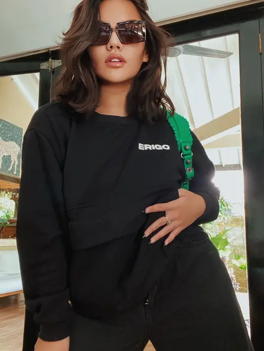Makin banyak tawaran endorsement, Shafa Harris juga makin percaya diri mengenakan pakaian yang lebih terbuka. Ia bahkan gemar mewarnai rambutnya dengan warna yang lebih elegan. (Liputan6.com/IG/@shafaharris).
