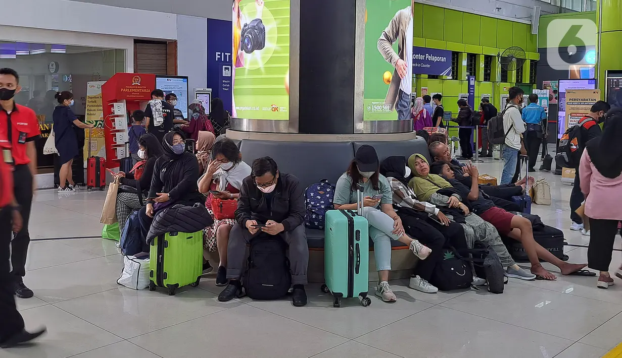 Penumpang kereta api jarak jauh menunggu di Stasiun Gambir, Jakarta Pusat, Rabu (21/12/2022). Jelang Natal dan Tahun Baru PT KAI mengantisipasi cuaca ekstrem dan daerah rawan, Daop 1 Jakarta menyiapkan Alat Material Untuk Siaga (AMUS) yang ditempatkan di lokasi rawan apabila terjadi hambatan akibat cuaca ekstrem seperti banjir, amblesan dan tanah longsor. AMUS yang siapkan berupa batu balas, bantalan rel, pasir, karung, besi (untuk jembatan), alat penambat rel, dan alat berat lainnya. (Liputan6.com/Johan Tallo)