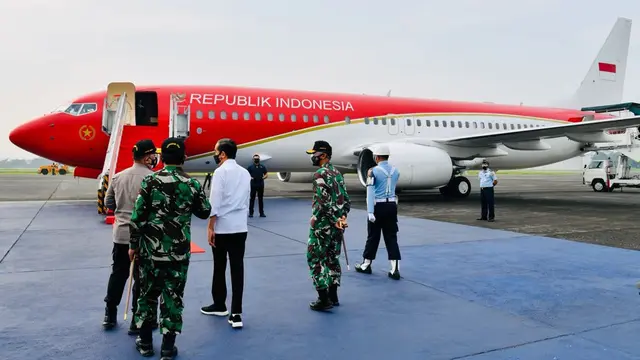 Presiden Jokowi melakukan kunjungan kerja ke jawa Timur dengan Pesawat Kepresidenan yang telah berganti warna menjadi merah putih. (Setpres)