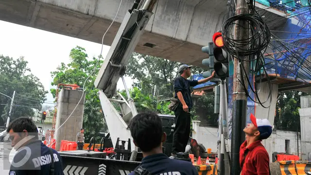 20160517- Cegah Kecelakaan, Dishub Perbaiki Traffic Light yang Rusak-Jakarta- Yoppy Renato