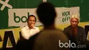 Direktur Teknik PSSI, Danurwindo (kanan) dan Pelatih PBFC, Ricky Nelson serius mendengarkan pertanyaan dari audiens pada diskusi Bincang Taktik Bola.com di SCTV Tower, Senayan City, Rabu (29/3/2017).  (Bola.com/Nicklas Hanoatubu