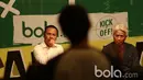 Direktur Teknik PSSI, Danurwindo (kanan) dan Pelatih PBFC, Ricky Nelson serius mendengarkan pertanyaan dari audiens pada diskusi Bincang Taktik Bola.com di SCTV Tower, Senayan City, Rabu (29/3/2017).  (Bola.com/Nicklas Hanoatubu