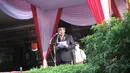 Menteri Pendidikan dan Kebudayaan M Nuh memimpin upacara HUT RI ke-69 di kantor Kemendikbud, Jakarta, Minggu (17/8/14). (Liputan6.com/Faizal Fanani) 